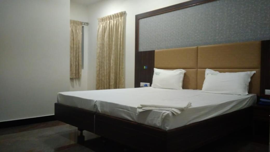 Hotel Famous Residency Tiruchirappalli Exterior foto